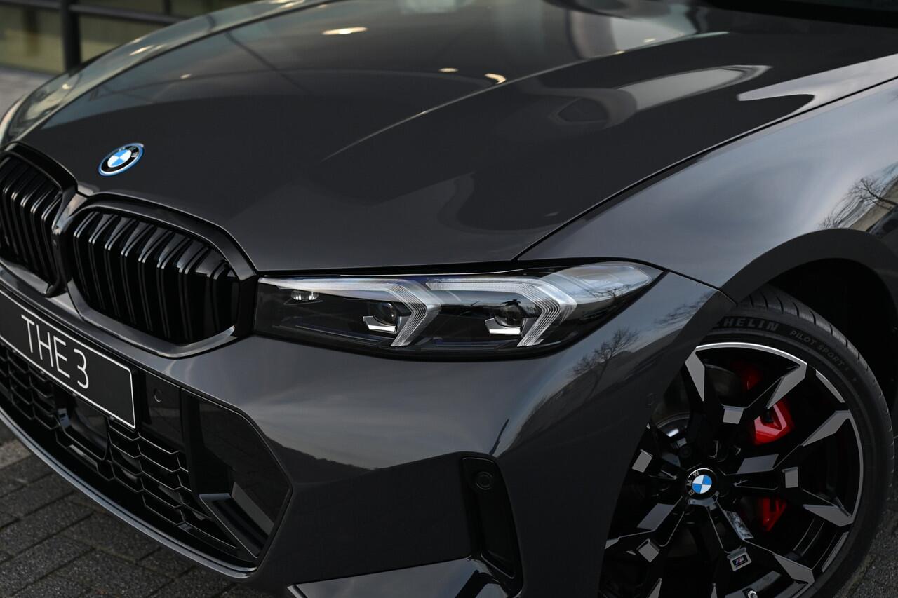 BMW 3-SERIE Touring 330e High Executive M Sport Automaat / Panoramadak / Trekhaak / Sportstoelen / M Adaptief onderstel / Adaptieve LED / Parking Assistant Plus / Comfort Access