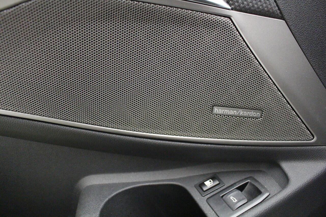 BMW 3-SERIE Touring 330e | Harman Kardon | Head-Up | Active Cruise Controle | Laser | Stoelverwarming | Individual Metallic