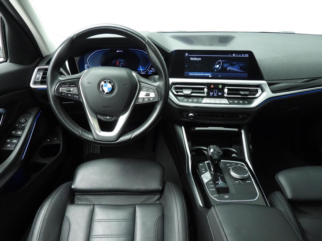 BMW 3-SERIE Touring 330e | LED | Leder | HUD | Sportstoelen | Active cruise | Stoelverwarming | DAB | Alu 17 inch