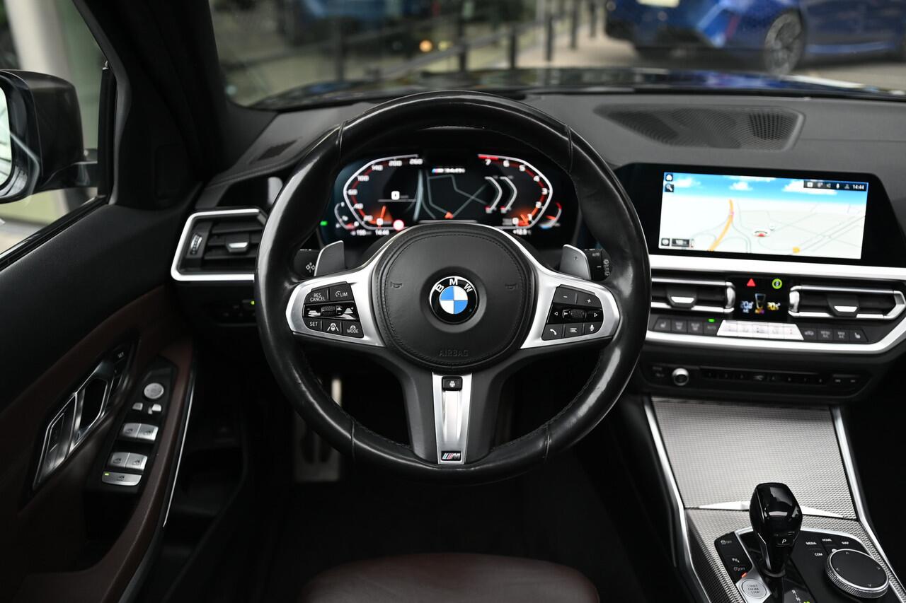BMW 3-SERIE Touring M340i xDrive Automaat / Panoramadak / Trekhaak / Sportstoelen / Laserlight / M Adaptief onderstel / Comfort Access / Gesture Control / Stoelverwarming / Head-Up
