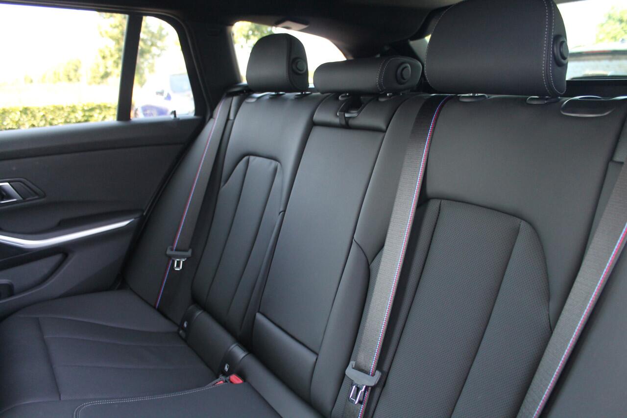 BMW 3-SERIE Touring 330e M Sport Automaat / Sportstoelen / Achteruitrijcamera / Stoelverwarming / Adaptieve LED / Parking Assistant / PDC / Cruise Control / Live Cockpit Plus
