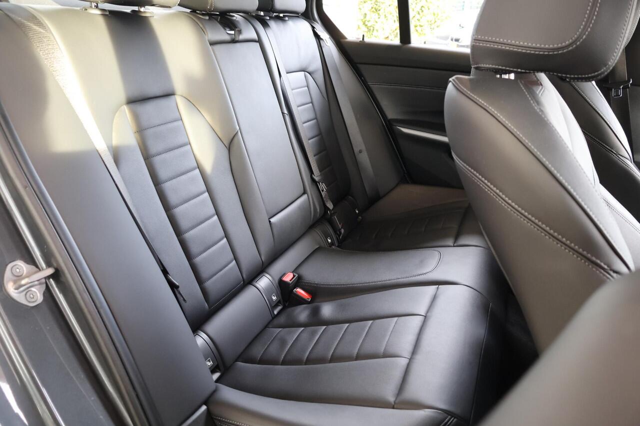 BMW 3-SERIE 318i Business Edition Plus | Parking Pack | Voorstoelen Verwarmd | Apple Carplay