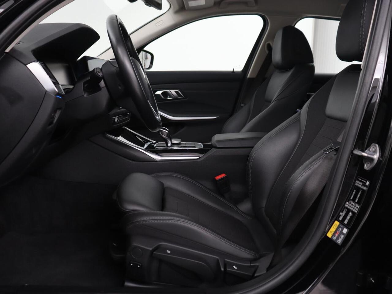 BMW 3-SERIE 330e Sport Line | Stoelverwarming | Carplay | Sportstoelen | Half leder | Camera | Navigatie | Live Cockpit | DAB | Full LED | Park Assist | Navigatie | Climate control | PHEV | Plug In