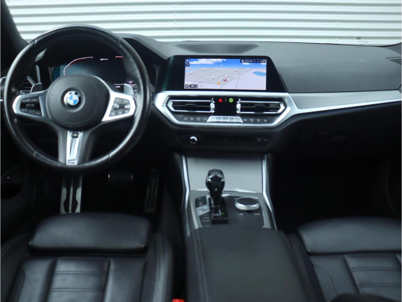 BMW 3-SERIE Sedan 330e | High Executive | M Sportpakket | Elektr. Stoelen | Comfort Access | Verwarmd Stuurwiel | Getint Glas | 19'' LMV