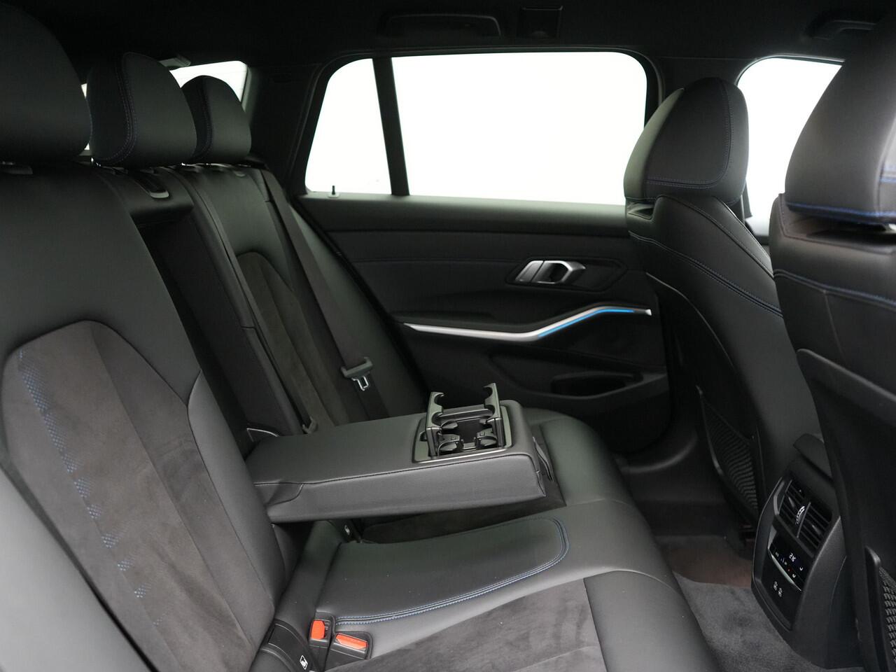 BMW 3-SERIE Touring 330e M Sport Plug In Hybrid 292pk Dealer O.H PHEV | Trekhaak Af Fabriek | Adaptive Onderstel | Adaptive Cruise | Laser LED | Sportstoelen Verwarmd | Sfeerverlichting | Apple Carplay | Camera | Virtual | Navigatie | DAB |