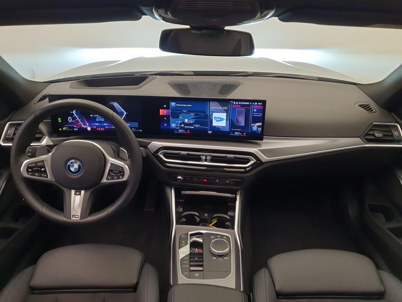 BMW 3-SERIE Touring 330e M-Sport Wegklapbare trekhaak, Panoramadak, ACC