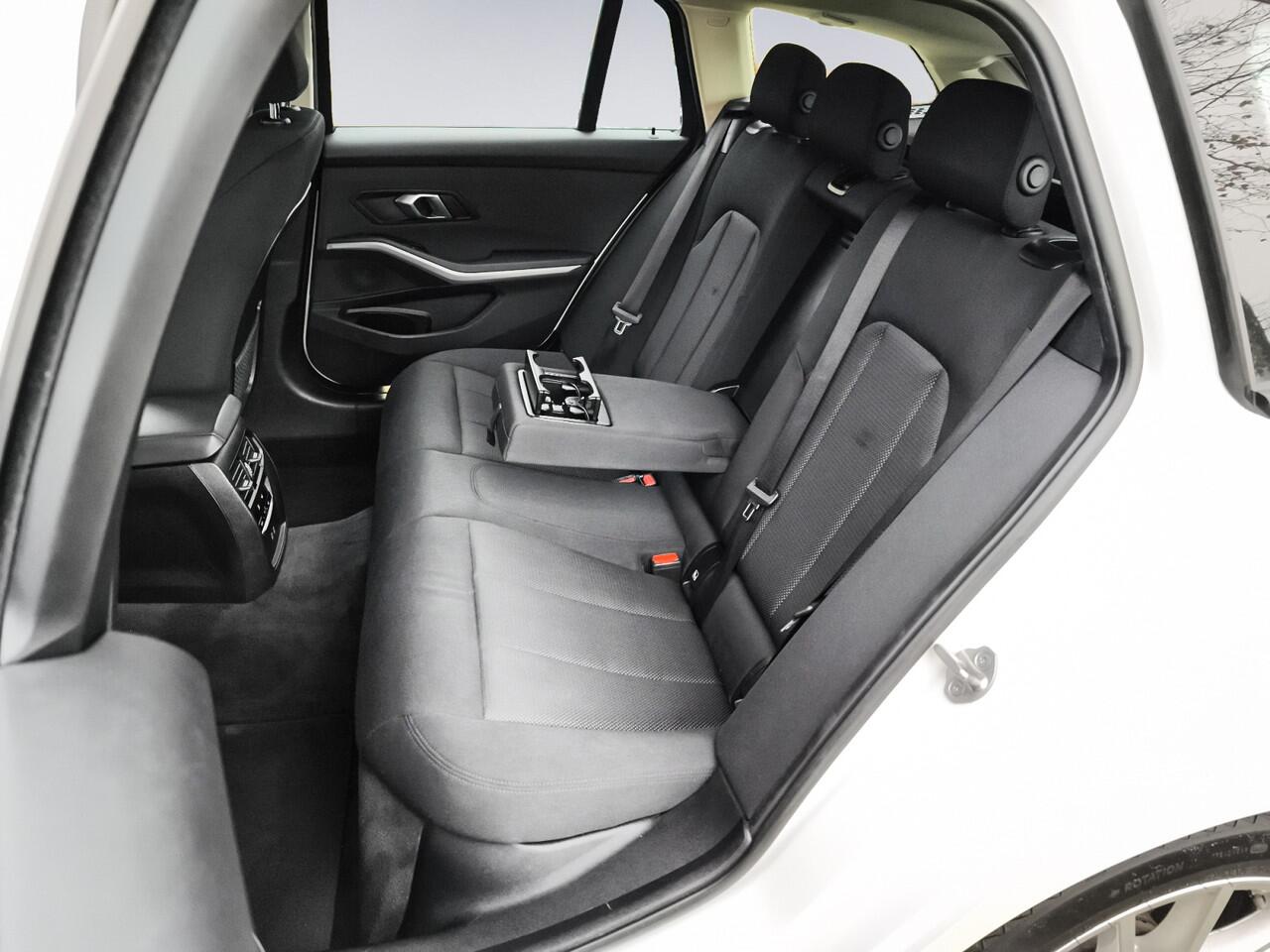 BMW 3-SERIE Touring 320i Business Edition 1e-Eig. & Dealer-Onderh. BOVAG-Garantie. NL-Auto.