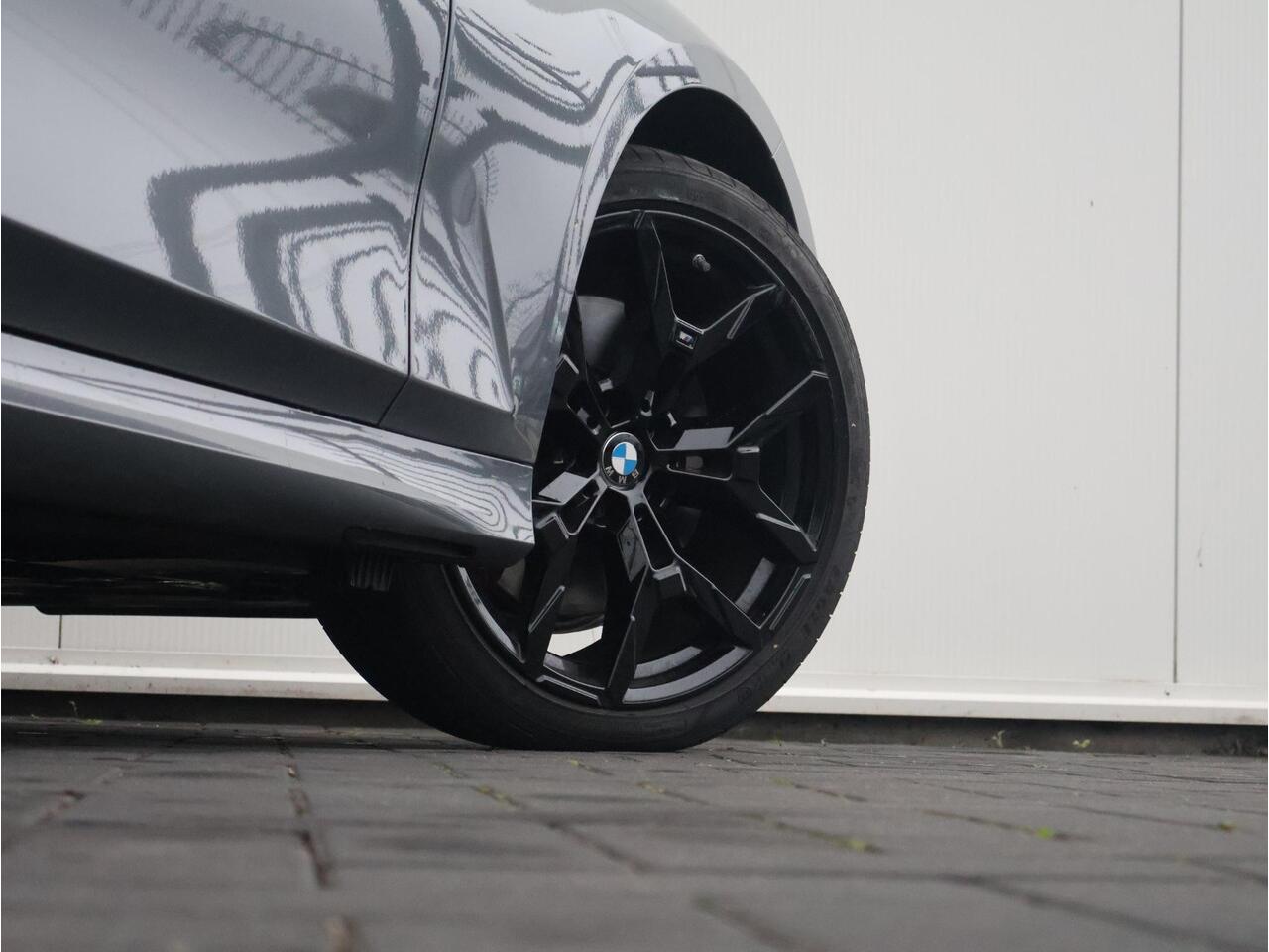 BMW 3-SERIE 330e M Sportpakket Pro/ Stuurwiel verwarmd/ Comfort Access/ Elektrische Trekhaak/ Schuif-Kanteldak/ M Sportstoelen/ Harman-Kardon/ Driving Assistant Professional