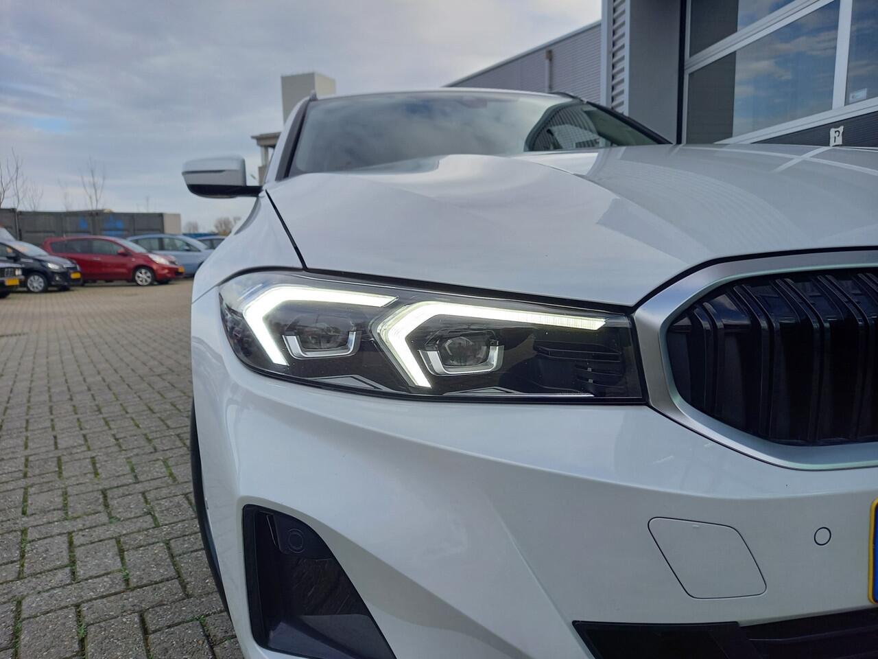 BMW 3-SERIE Touring 320e PHEV - WIDESCREEN - LEER - CAMERA - 1 EIGENAAR - NL AUTO - PLUG-IN -