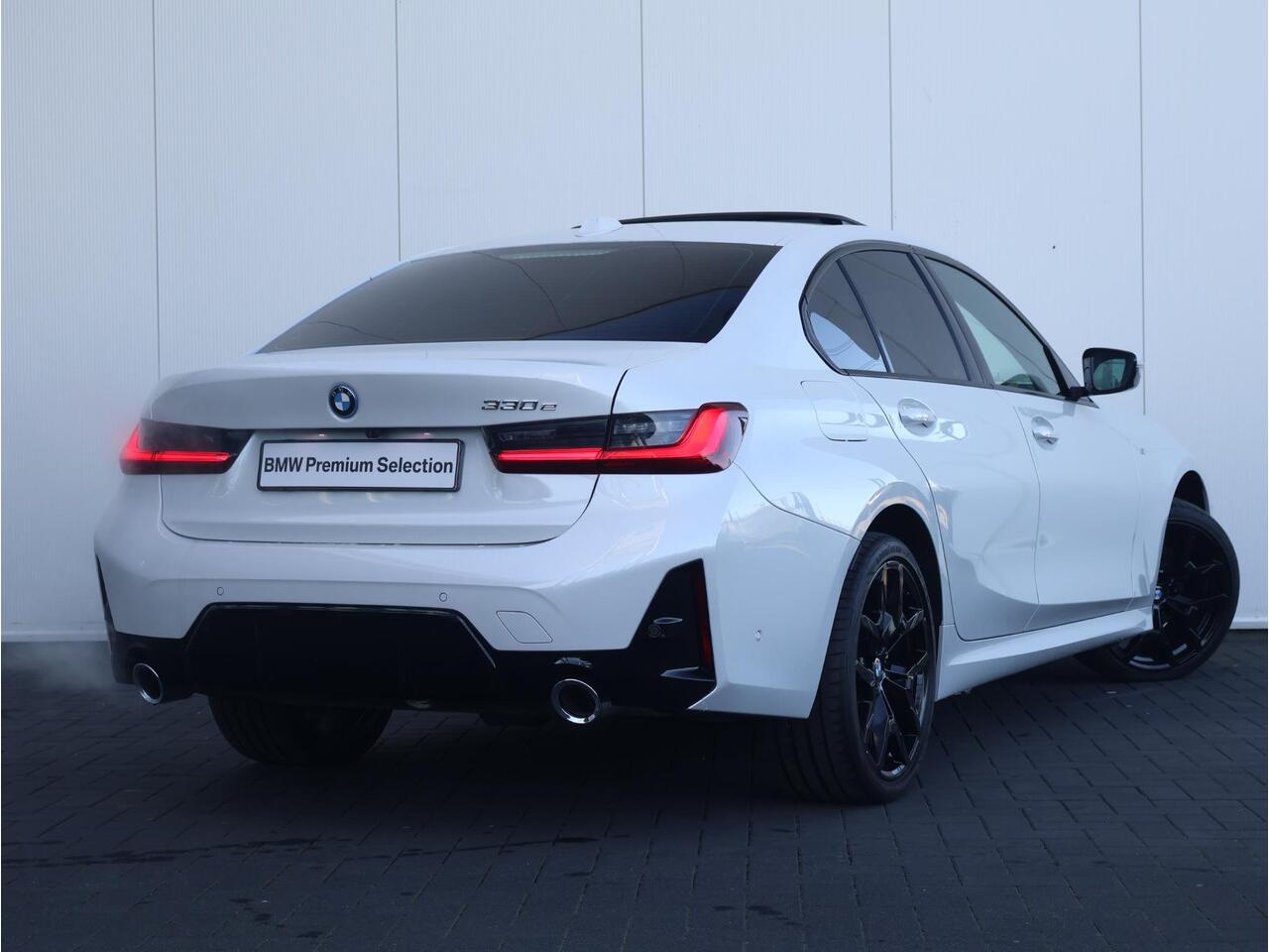 BMW 3-SERIE 330e M Sportpakket/ Panoramadak/ Trekhaak/ Stoelverwarming/ achteruitrijcamera/ 19" LMV