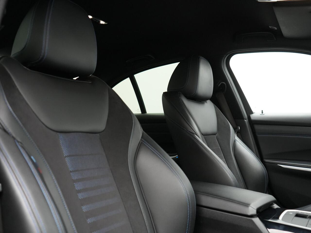 BMW 3-SERIE 330e M Sport Plug In Hybrid 293pk Dealer O.H. PHEV | Adaptief Onderstel | Sfeerverlichting | Alcantara Sportstoelen Verwarmd | Virtual | Apple Carplay | Navigatie | Cruise Control | DAB | 19"L.M |