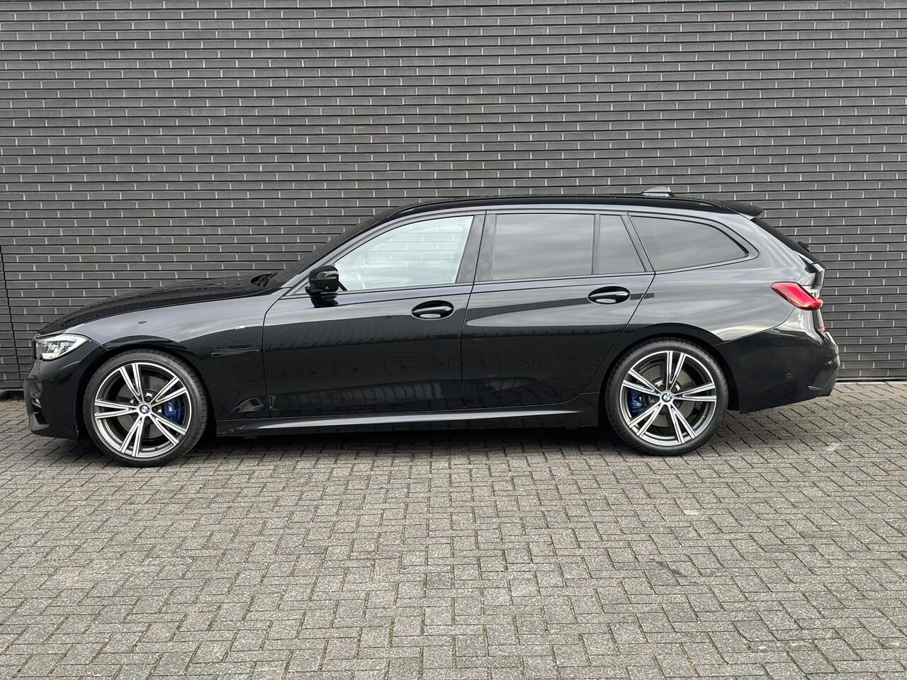 BMW 3-SERIE Touring 330i xDrive High Executive M Sport Pakket Automaat / Live Cockpit Professional / Panoramadak / Trekhaak / Leder / Apple CarPlay / Harman Kardon / 19 Inch / Shadow Line / Laserlicht / Head-Up Display / M Sportremsysteem / Adaptief M-onderstel