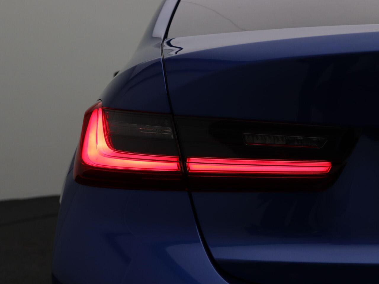 BMW 3-SERIE Sedan 330e High Executive