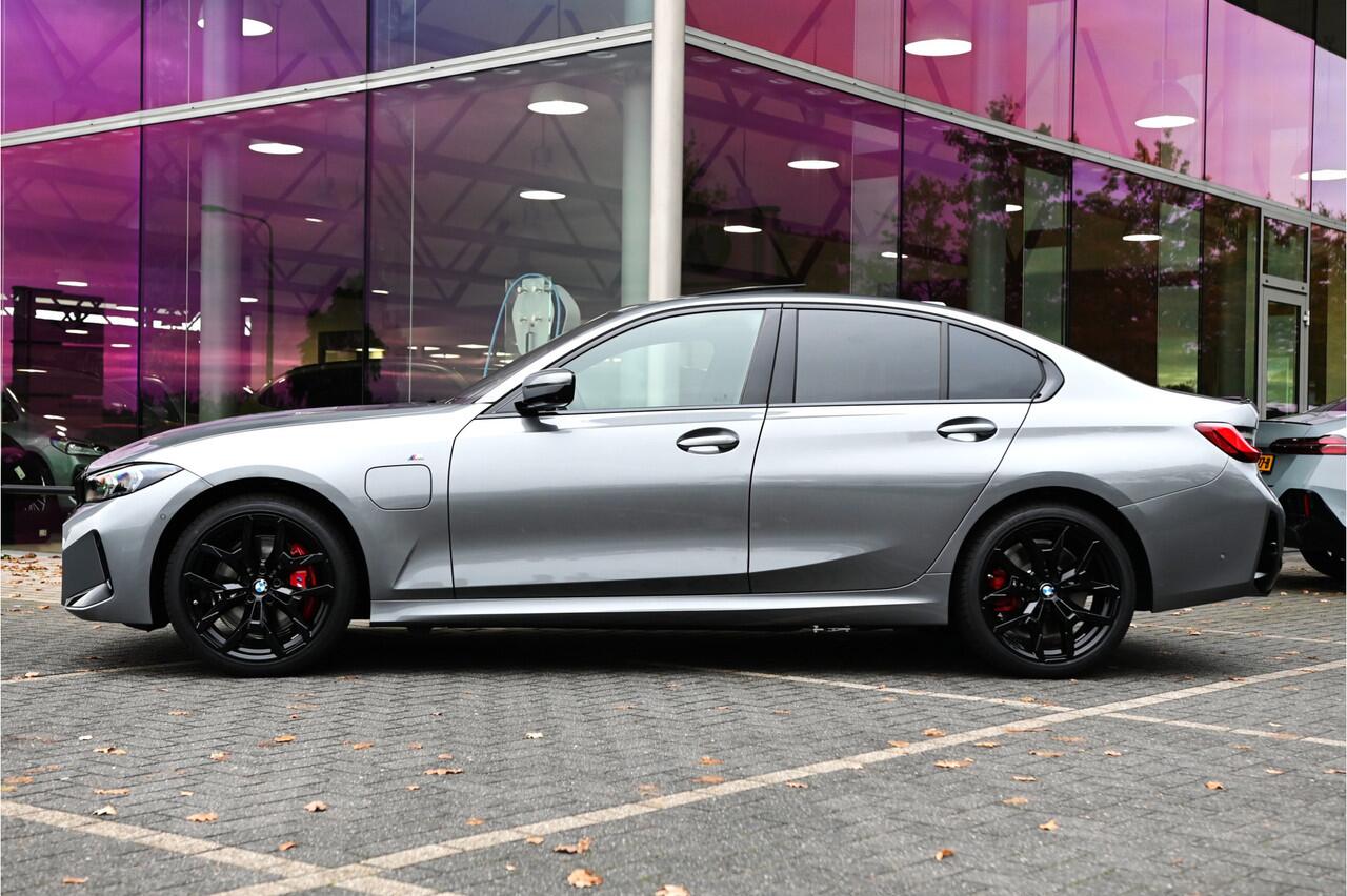 BMW 3-SERIE 330e High Executive M Sport Automaat / Schuif-kanteldak / Sportstoelen / Adaptieve LED / Parking Assistant Plus / Stuurverwarming / Comfort Access