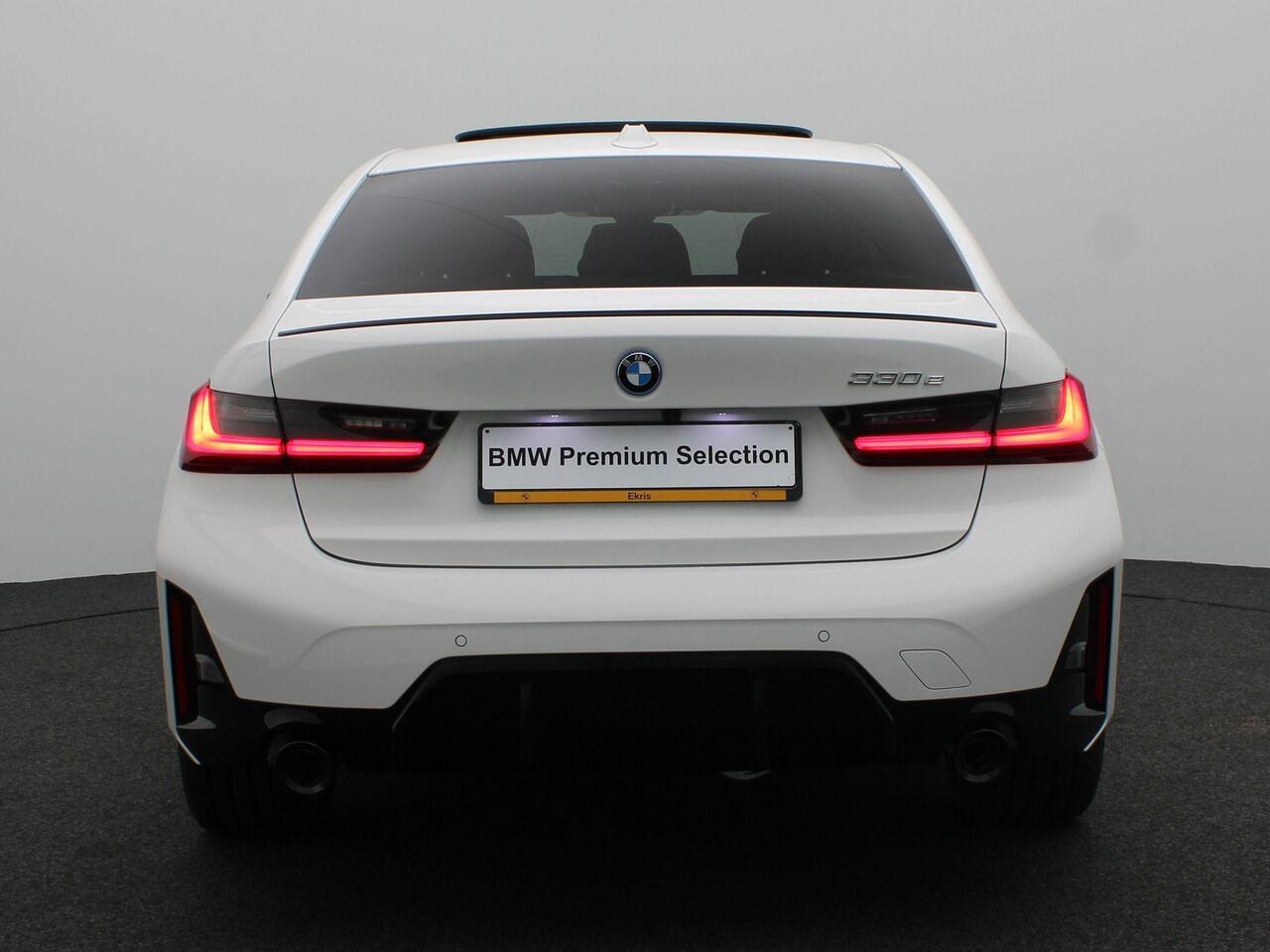 BMW 3-SERIE Sedan 330e M Sportpakket Pro | Stuurwielrand Verwarmd | Trekhaak | Geluidswerende Ramen | Schuifdak | Verwarmde Voorstoelen | Parking Assistant | Harman Kardon | 19'' | Ekris Selection