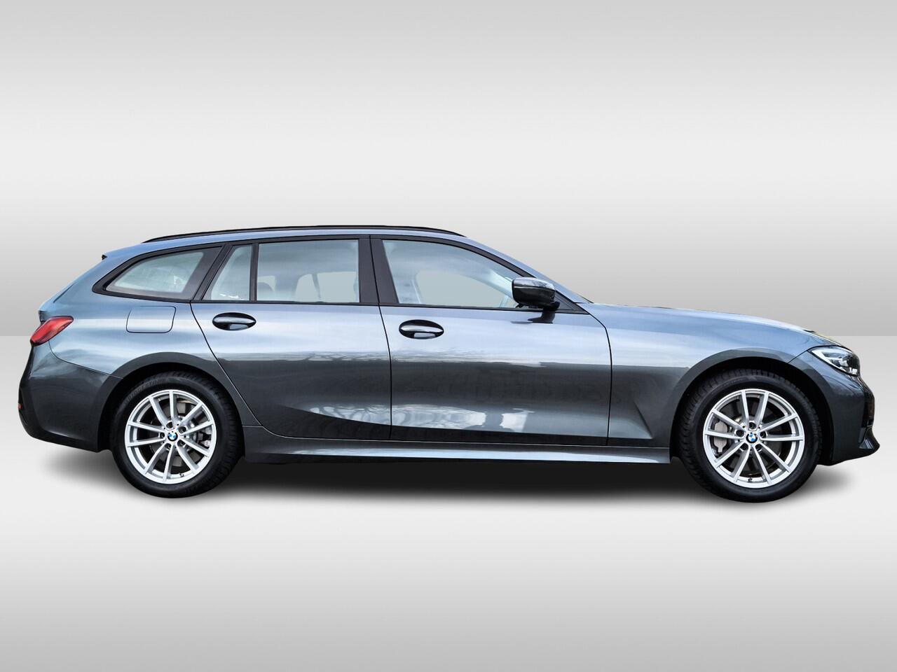 BMW 3-SERIE Touring 330e 1e-Eig. & Dealer-Onderh. BOVAG-Garantie. NL-Auto.