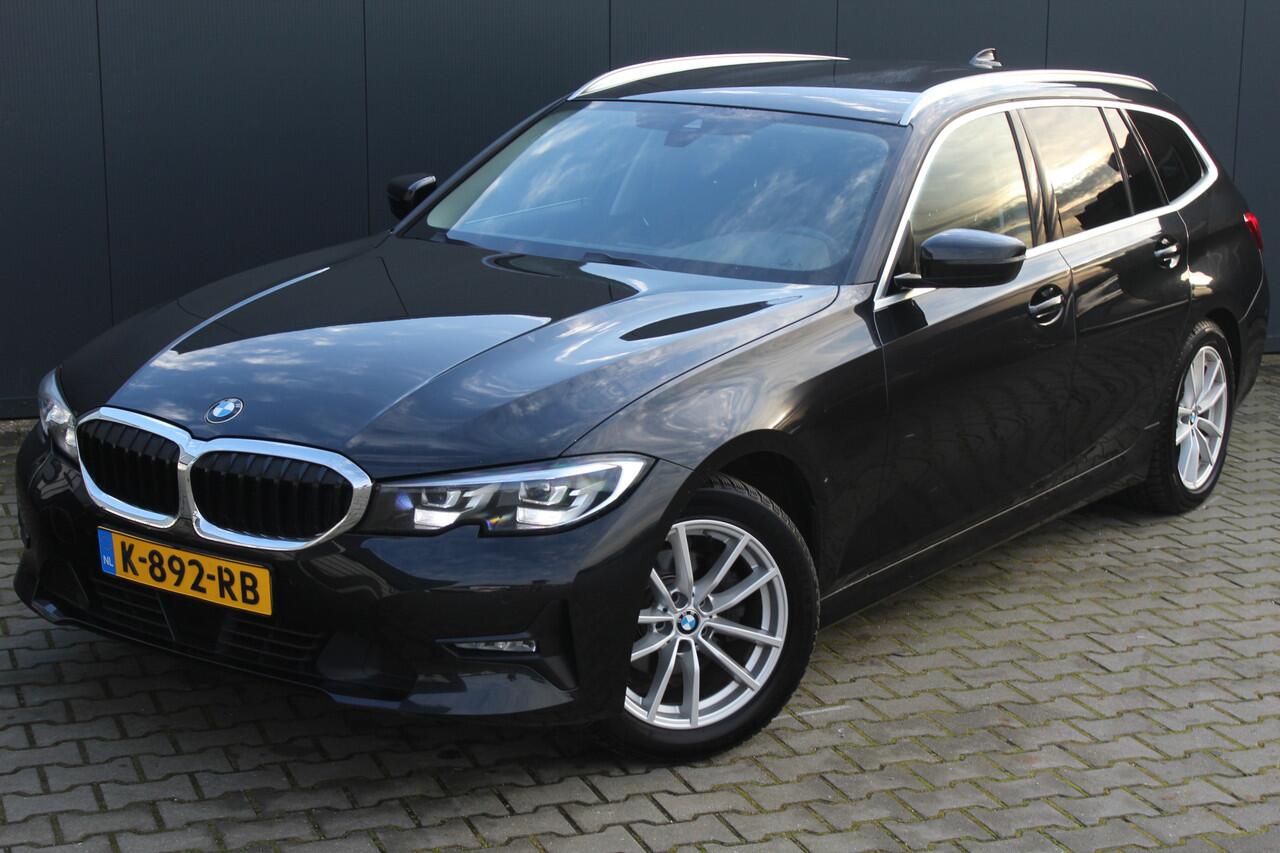 BMW 3-SERIE Touring 318i High Executive | Incl. 12 maanden garantie | Trekhaak elektrisch uitklapbaar | Harman/Kardon audio | Apple Carplay/Android Auto | Sport stoelen | DAB | Voorstoelen verwarmd | Elektrische achterklep | Cruise control adaptief |