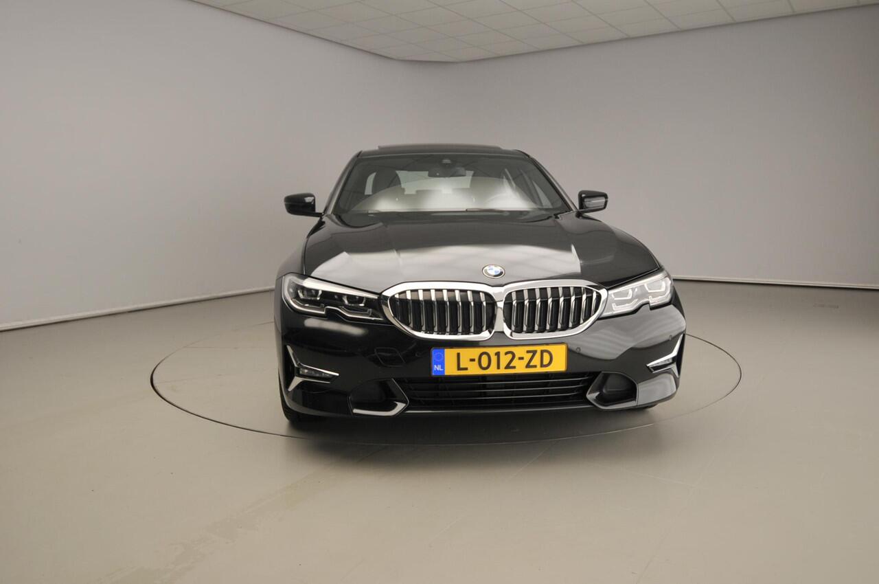 BMW 3-SERIE Sedan 320i | LED | Navigatie | Schuifdak | Sportstoelen | Clima | PDC | DAB | Alu 18 inch
