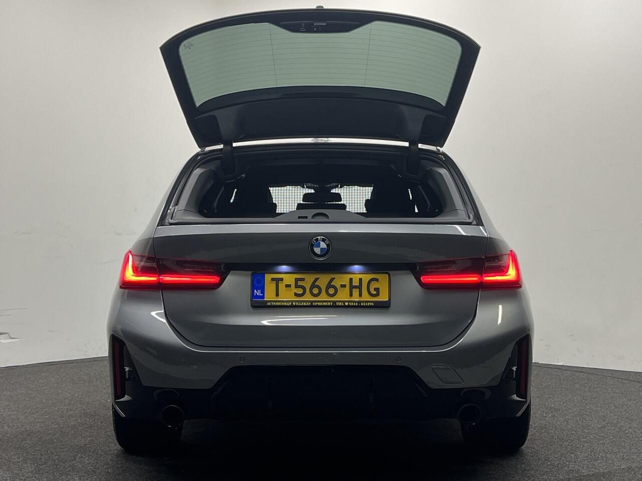 BMW 3-SERIE Touring 318i | NL AUTO | NAVI | TREKHAAK | LEDEREN BEKLEDING | CARPLAY |