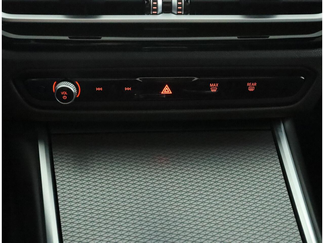 BMW 3-SERIE Touring 330e M-Sportpakket | Glazen Panoramadak | Stuur- en stoelverwarming | Harman Kardon | Comfort Access | Elektrisch verstelbare stoelen | Active Cruise Control