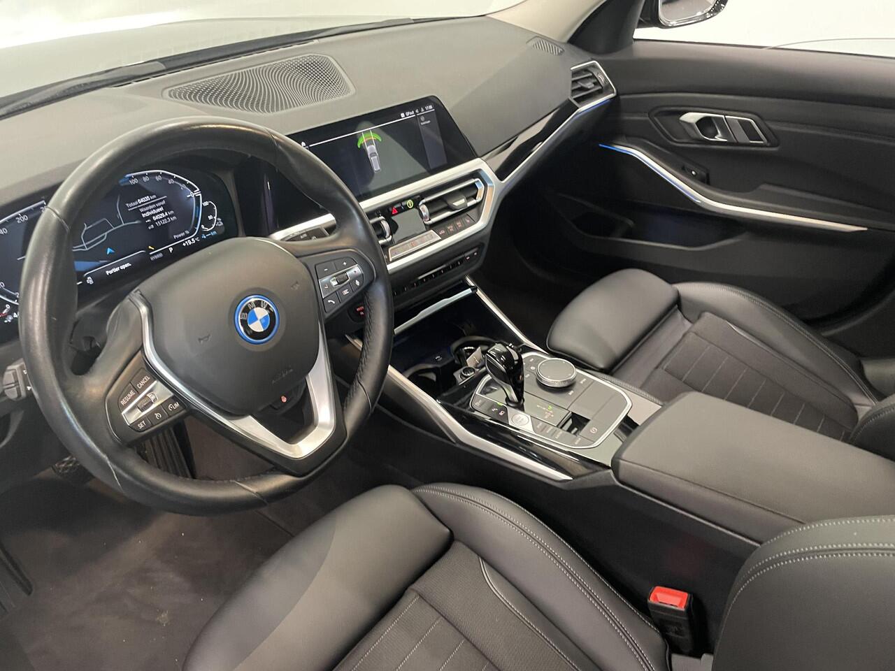 BMW 3-SERIE Touring 330e Touring SportLine PHEV 292 PK AUT Navi Carplay Camera Achter PDC V+A Winterpack Sport Stoelen Active Protection Ambiance Licht
