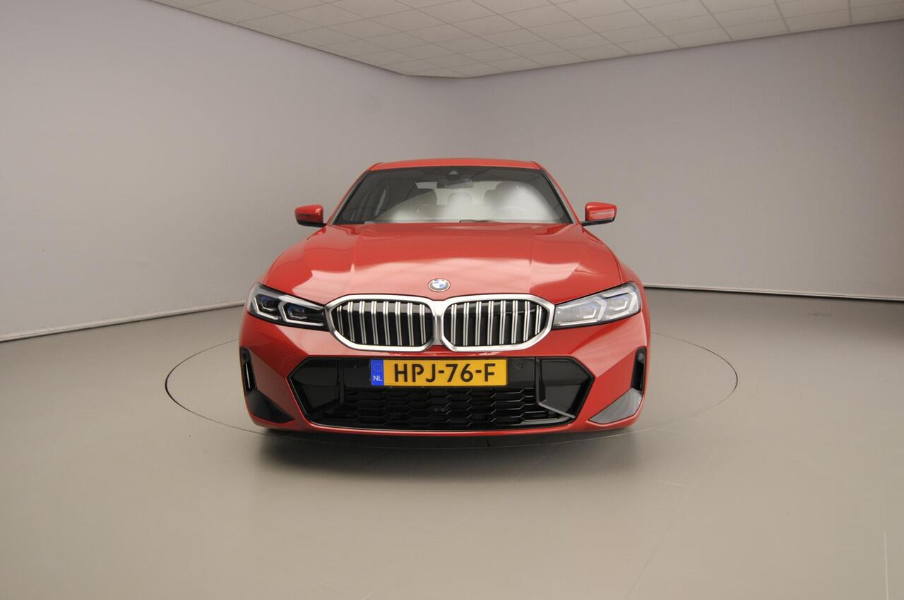 BMW 3-SERIE Sedan 320i | M-Sportpakket | LED | Leder | HUD | Keyles go | Stoelverwarming | DAB | Hifi speakers | Alu 18 inch