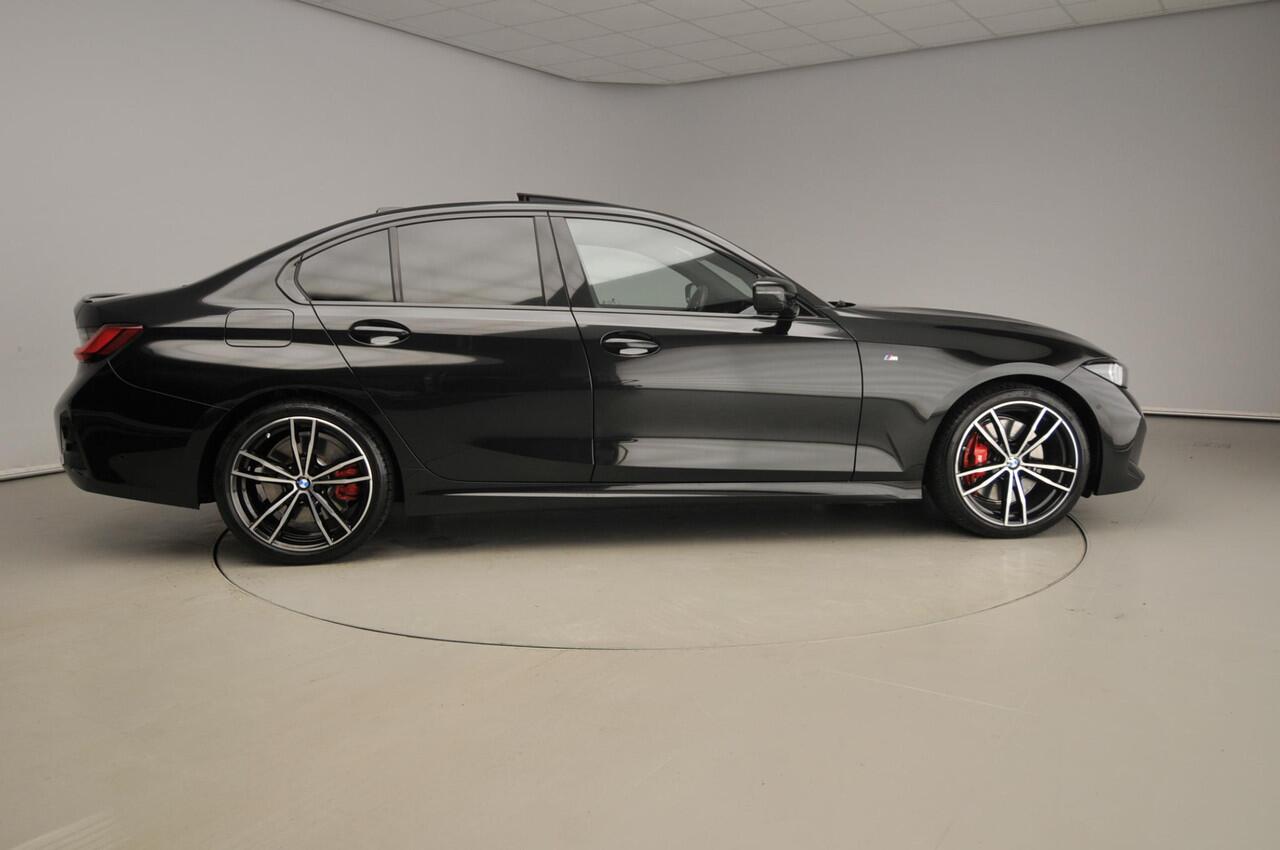 BMW 3-SERIE Sedan 318i | M-Sportpakket | LED | Leder | HUD | Schuifdak | Elektr. zetels | DAB | Hifi speakers | Alu 19 inch