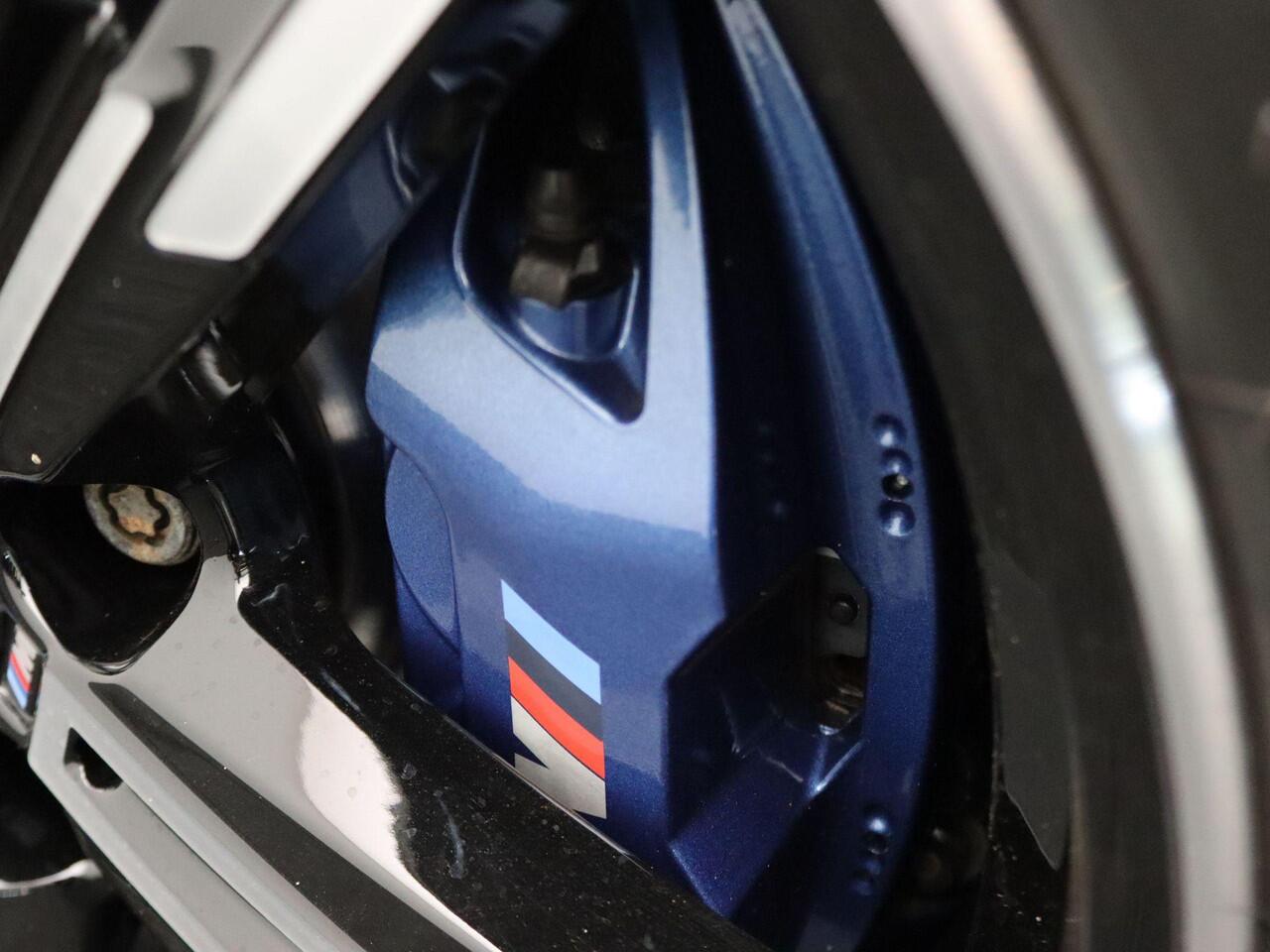 BMW 3-SERIE Sedan 320e M Sportpakket | Travel Pack | Innovation Pack | Entertainment Pack | Stuurwielrand verwarmd | Trekhaak | Schuifdak | 18'' | Ekris Selection