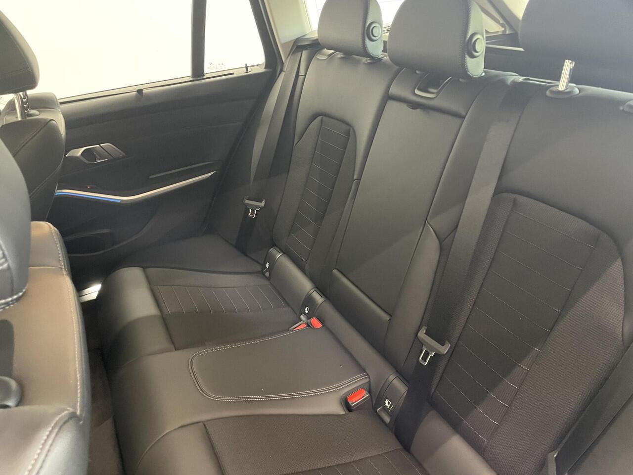 BMW 3-SERIE Touring 330e Touring SportLine PHEV 292 PK AUT Navi Carplay Camera Achter PDC V+A Winterpack Sport Stoelen Active Protection Ambiance Licht