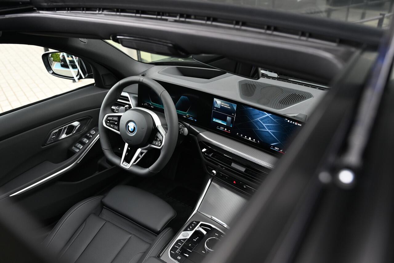 BMW 3-SERIE Touring 330e M Sport Automaat / Panoramadak / Trekhaak / Sportstoelen / Active Cruise Control / Adaptieve LED / Parking Assistant Plus / Comfort Access
