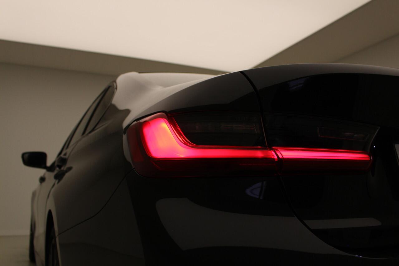 BMW 3-SERIE 320i Sedan M-Sport | 18" | Camera | Harman Kardon | Privacy Glass | Voorbereiding Driving Assistance