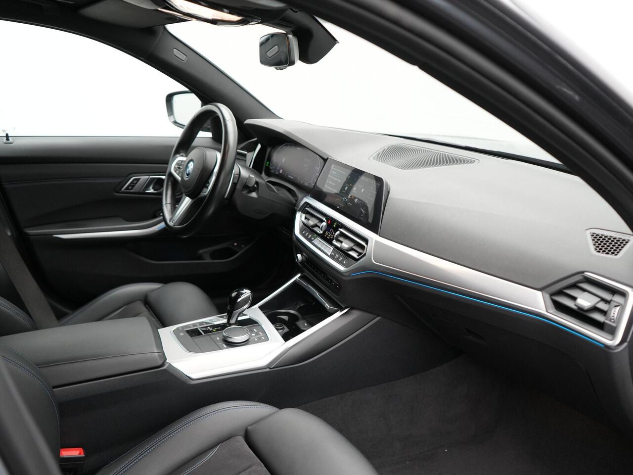 BMW 3-SERIE Touring 330e M Sport Plug In Hybrid 293pk Dealer O.H PHEV | Trekhaak Af Fabriek | Panodak | Head Up | Adaptive Cruise | Apple Carplay | Sfeerverlichting | Alcantara Sportstoelen Verwarmd | Navigatie | Virtual | DAB |