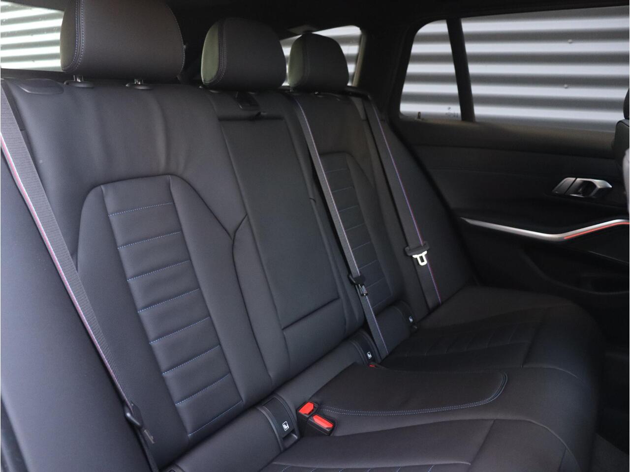 BMW 3-SERIE Touring 320i | M Sportpakket Pro | Panodak | Trekhaak | Head-Up | Driving Assistant Prof. | Harman Kardon | Comfort Access | Verwarmd Stuurwiel | 19'' LMV