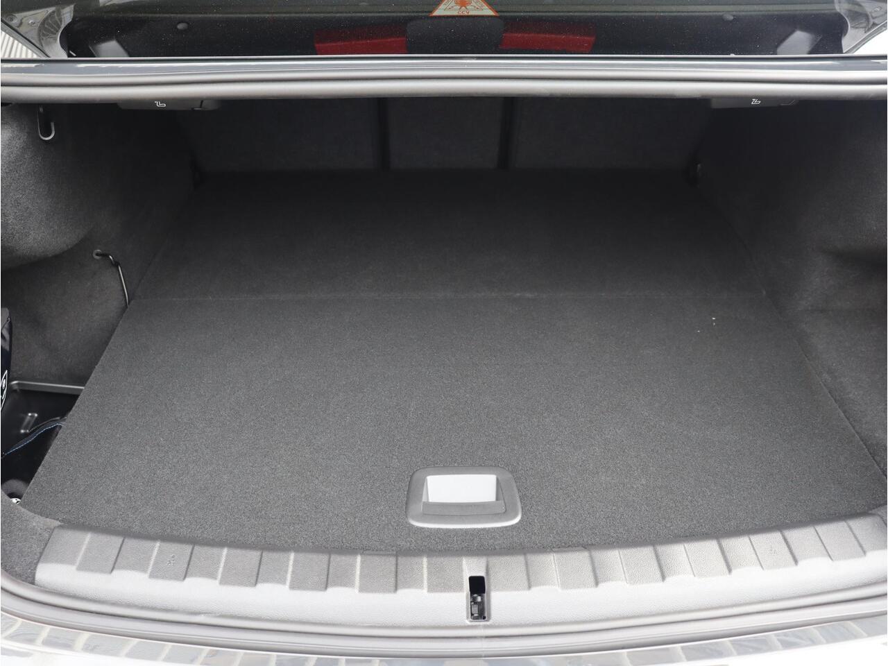 BMW 3-SERIE Sedan 330e | M Sportpakket Pro | Panodak | Harman Kardon | Camera | Getint Glas | Adaptive LED | Verwarmbare Voorstoelen | 19'' LMV