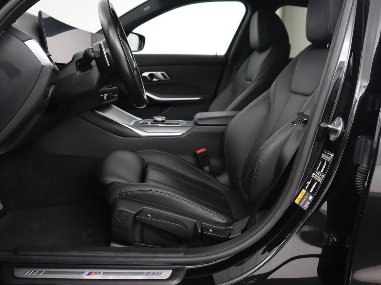 BMW 3-SERIE 330e M Sport | Leder | Trekhaak | Stoel & stuurverwarming | Carplay | Sportstoelen | Navigatie | Full LED | Park Assist | Live Cockpit | PHEV | Plug In