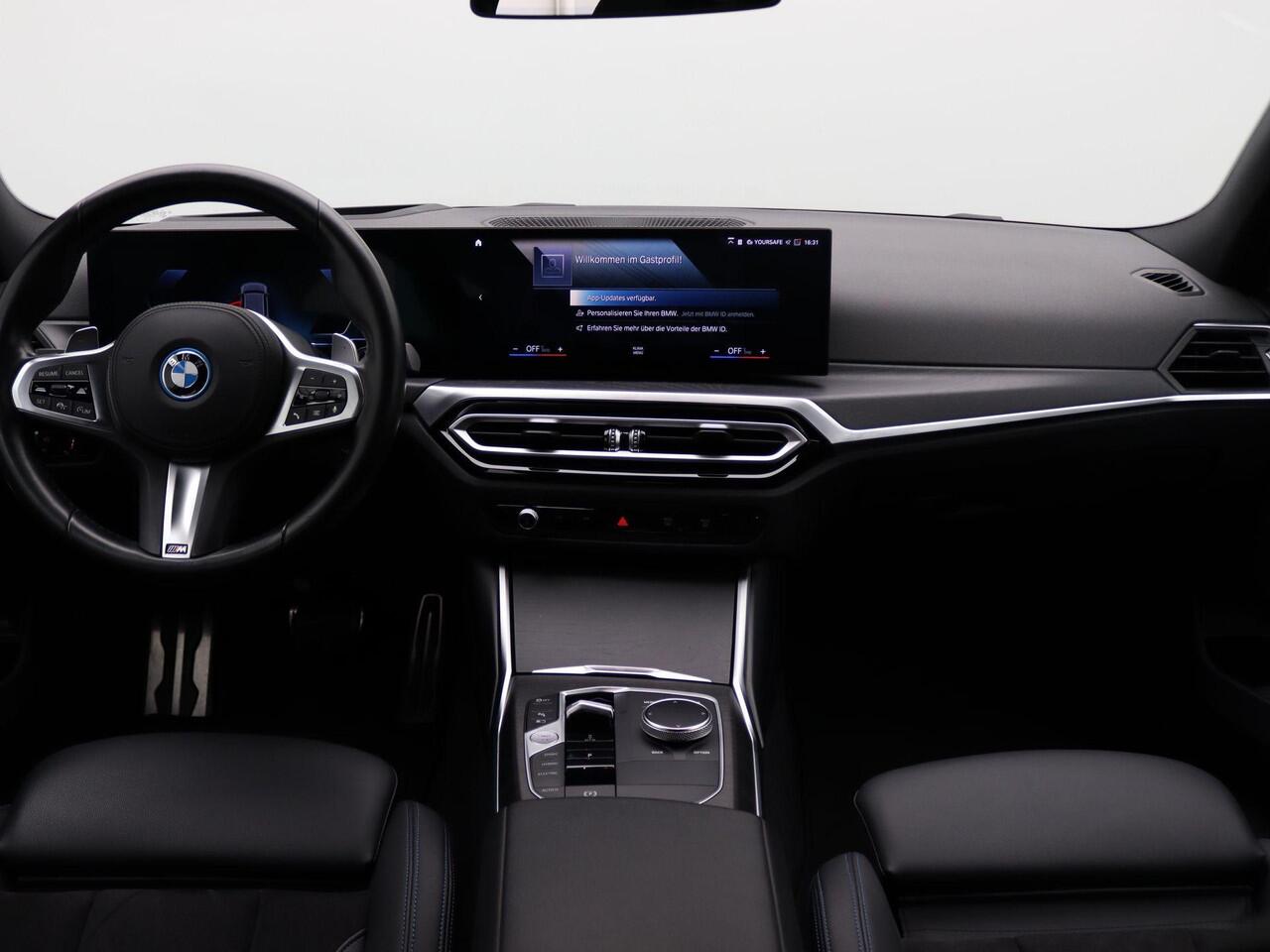 BMW 3-SERIE 330e Touring M Sportpakket | Achteruitrijcamera | Driving Assistant | HIFI | 18"