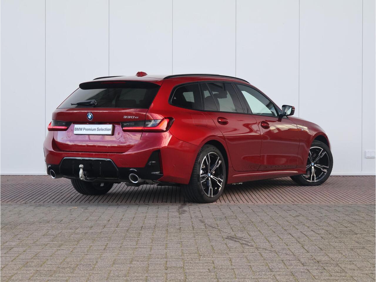 BMW 3-SERIE Touring 330e M Sportpakket/ Comfort Access/ Elektrische Trekhaak/ Achteruitrijcamera/ panoramadak/ Sportstoelen/ Stoelverwarming/ HiFi/ Active Cruise Control