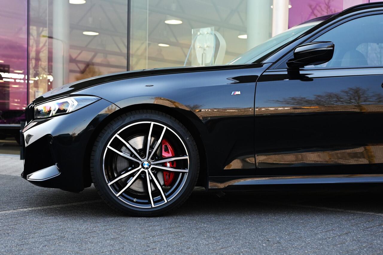 BMW 3-SERIE Touring 320i M Sport Automaat / Panoramadak / Sportstoelen / Adaptieve LED / Parking Assistant / M Sportonderstel / Live Cockpit Professional