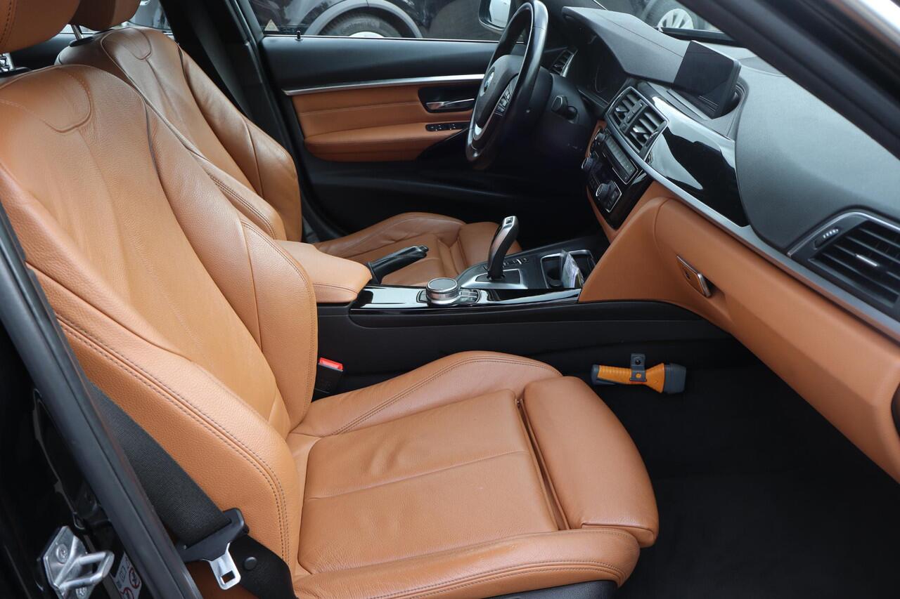 BMW 3-SERIE Touring 320i Luxury Edition (NL auto), Navigatie, Lederen interieur, Cruise control, Climate control, Stoelverwarming