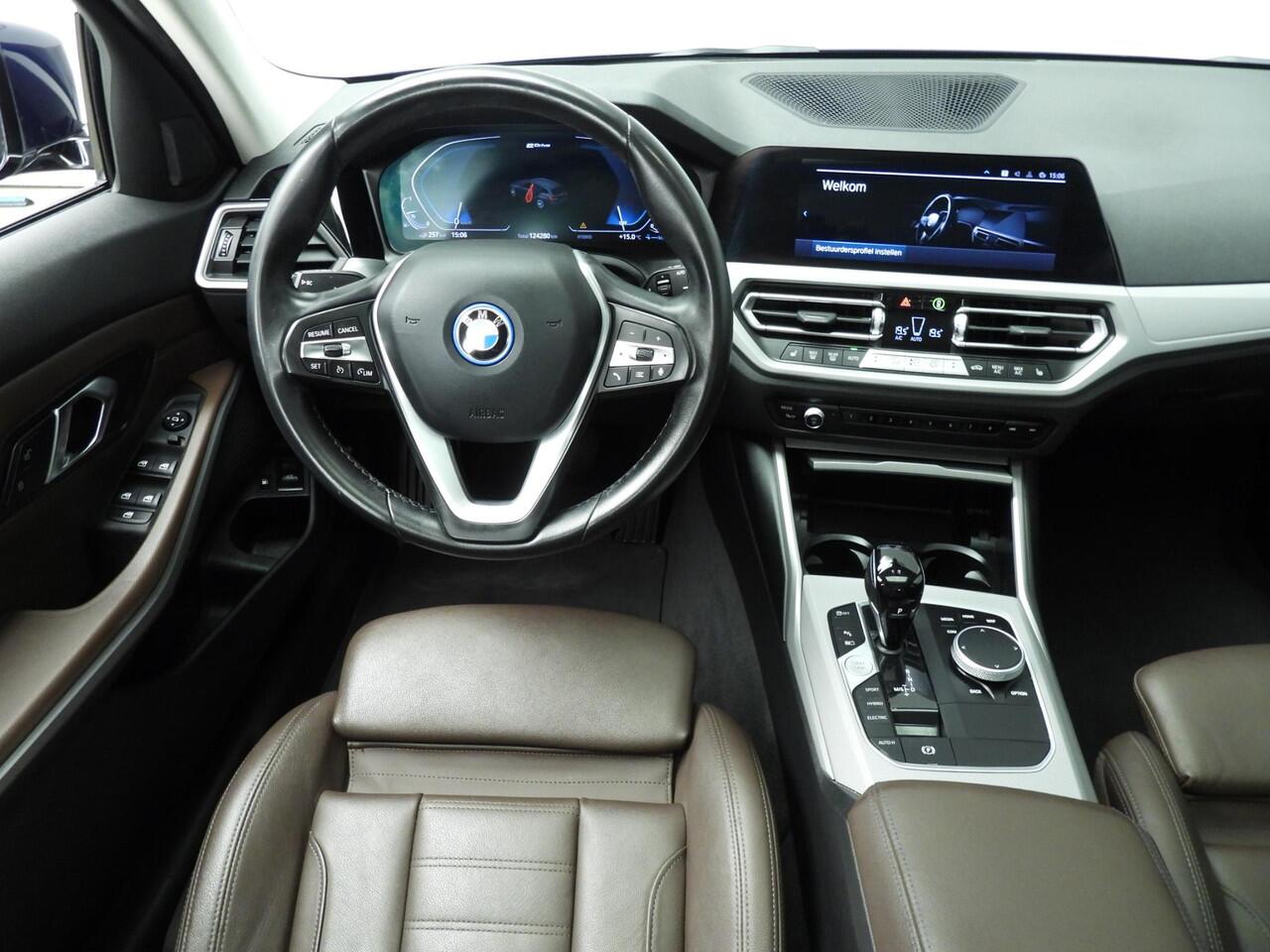 BMW 3-SERIE Touring 330e | Laserlicht | Leder | Navigatie | Schuifdak | Sportstoelen | Chrome line | DAB | Hifi speakers | Alu 18 inch
