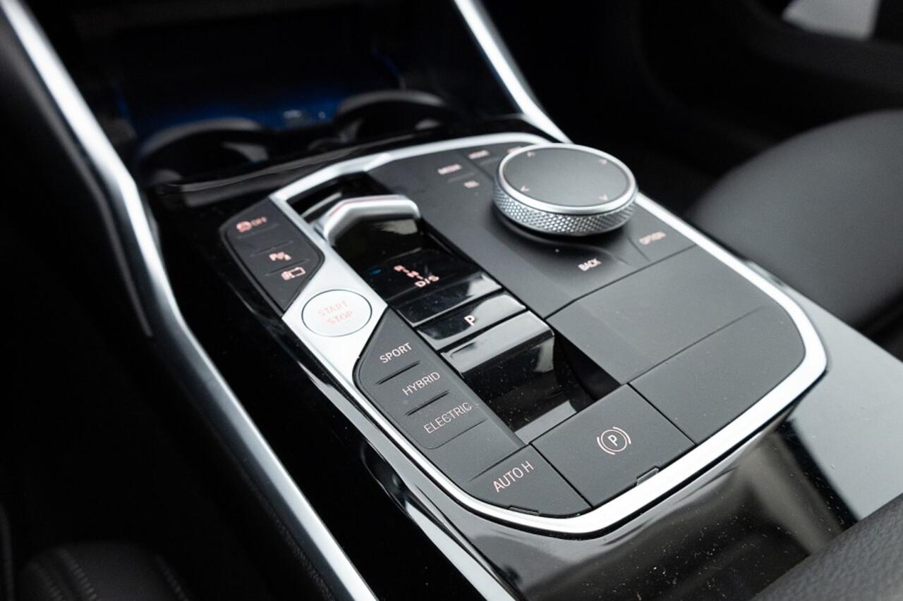 BMW 3-SERIE 320 e Business | Half LEDER | Full LED | NAVI | Trekhaak | PHEV Plug-in Hybrid