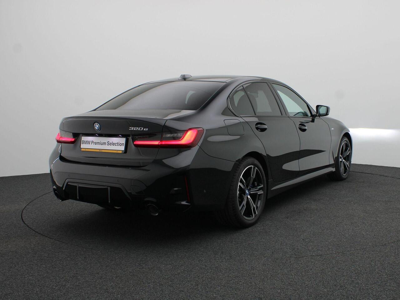 BMW 3-SERIE Sedan 320e M Sportpakket | Travel Pack | Innovation Pack | Entertainment Pack | Stuurwielrand verwarmd | Trekhaak | Schuifdak | 18'' | Ekris Selection