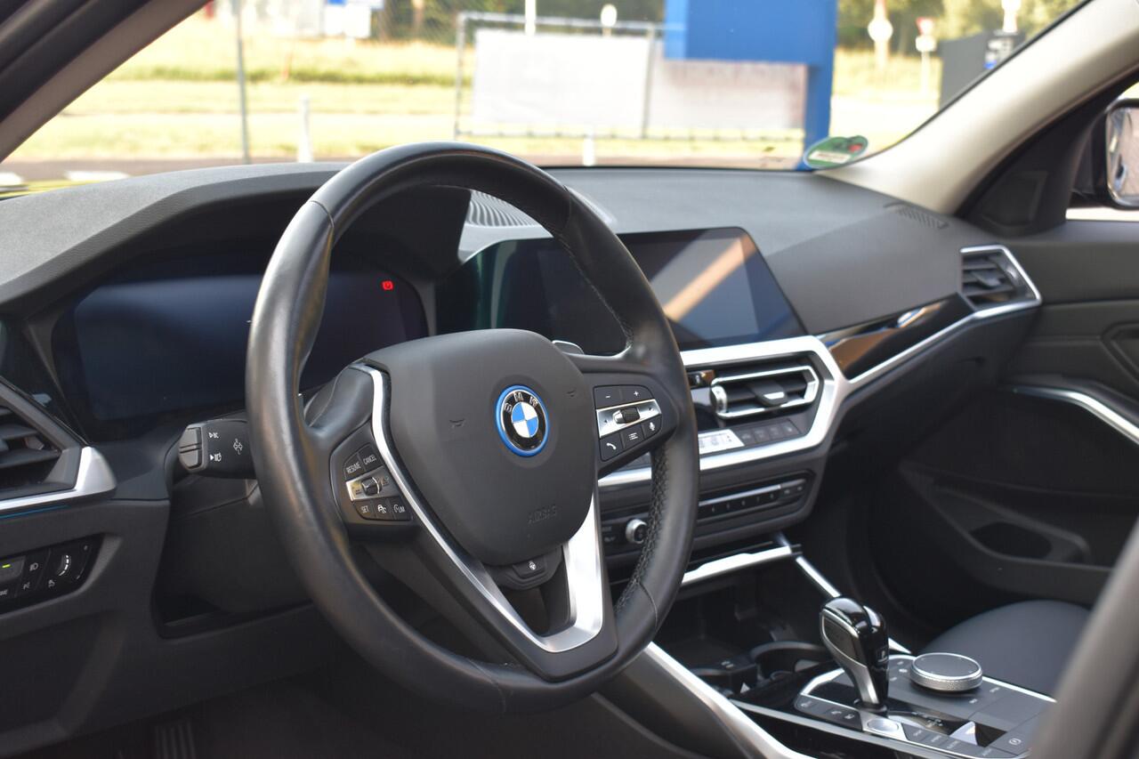 BMW 3-SERIE Touring 330e High Executive Schuifdak | Stuur/Stoelverwarming | BSM | ACC | 12 mnd BOVAG garantie Whatsapp 06-53188999