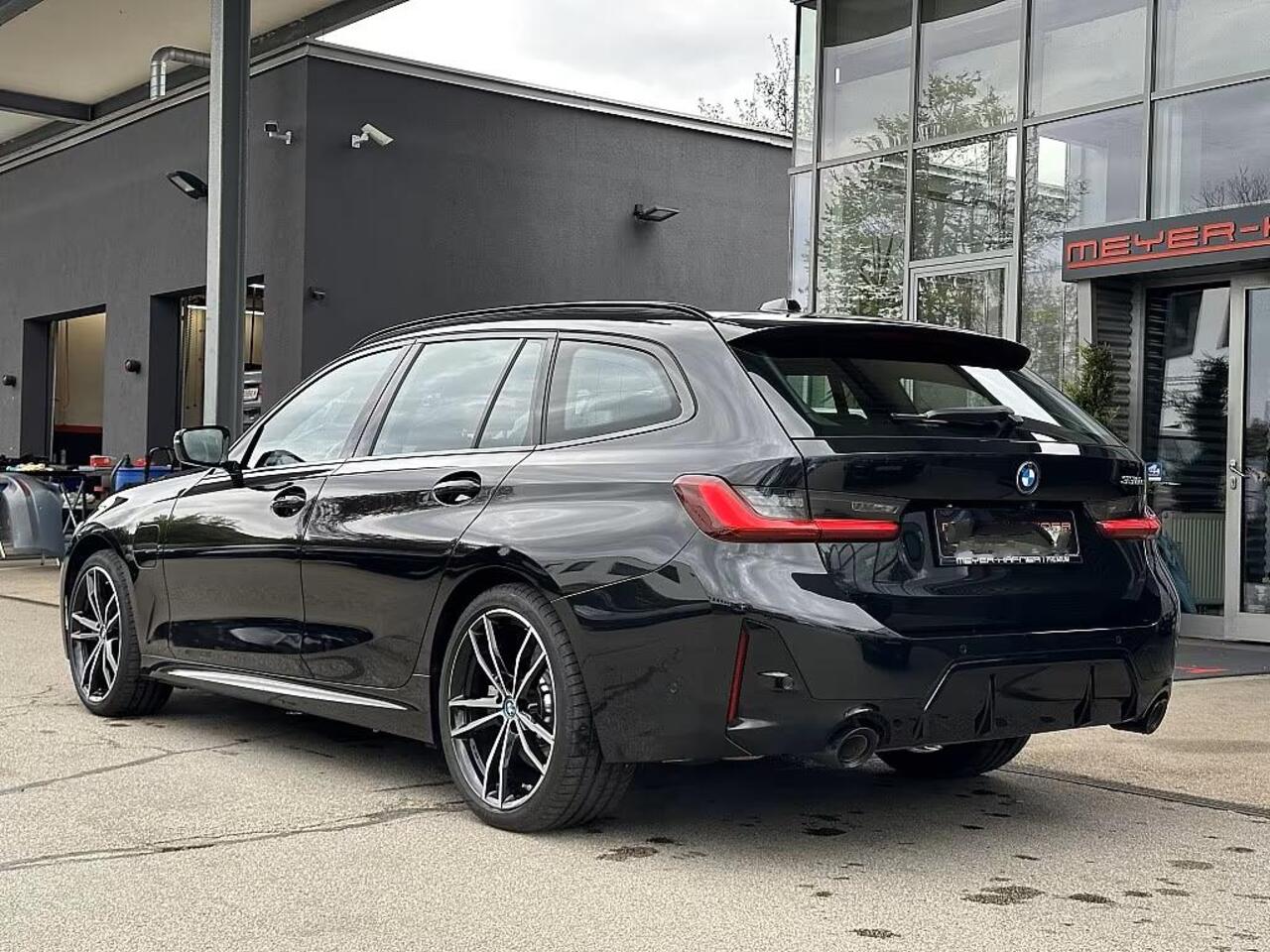 BMW 3-SERIE Touring 330e M-SPORT ** ADAPT. LED, HALF-LEDER, HuD, ACC, SHADOW LINE, H&K SOUND, 19-inch LMV ** 1e EIG - UNFALLFREI ** ** INFORMEER OOK NAAR ONZE AANTREKKELIJKE FINANCIAL-LEASE TARIEVEN **