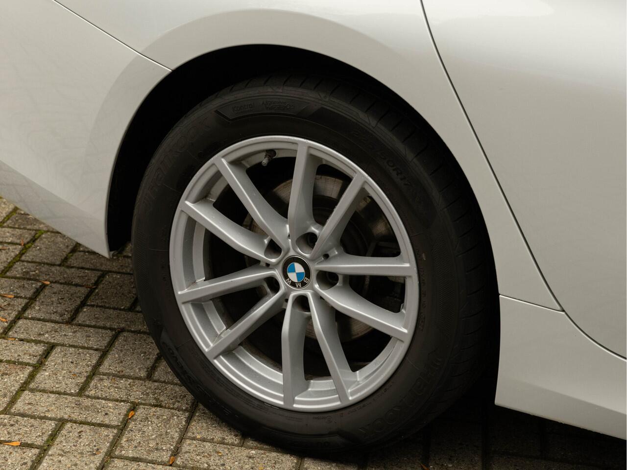 BMW 3-SERIE 320d - Sportstoelen - Trekhaak - 1-Hand - Navigatie - Bluetooth