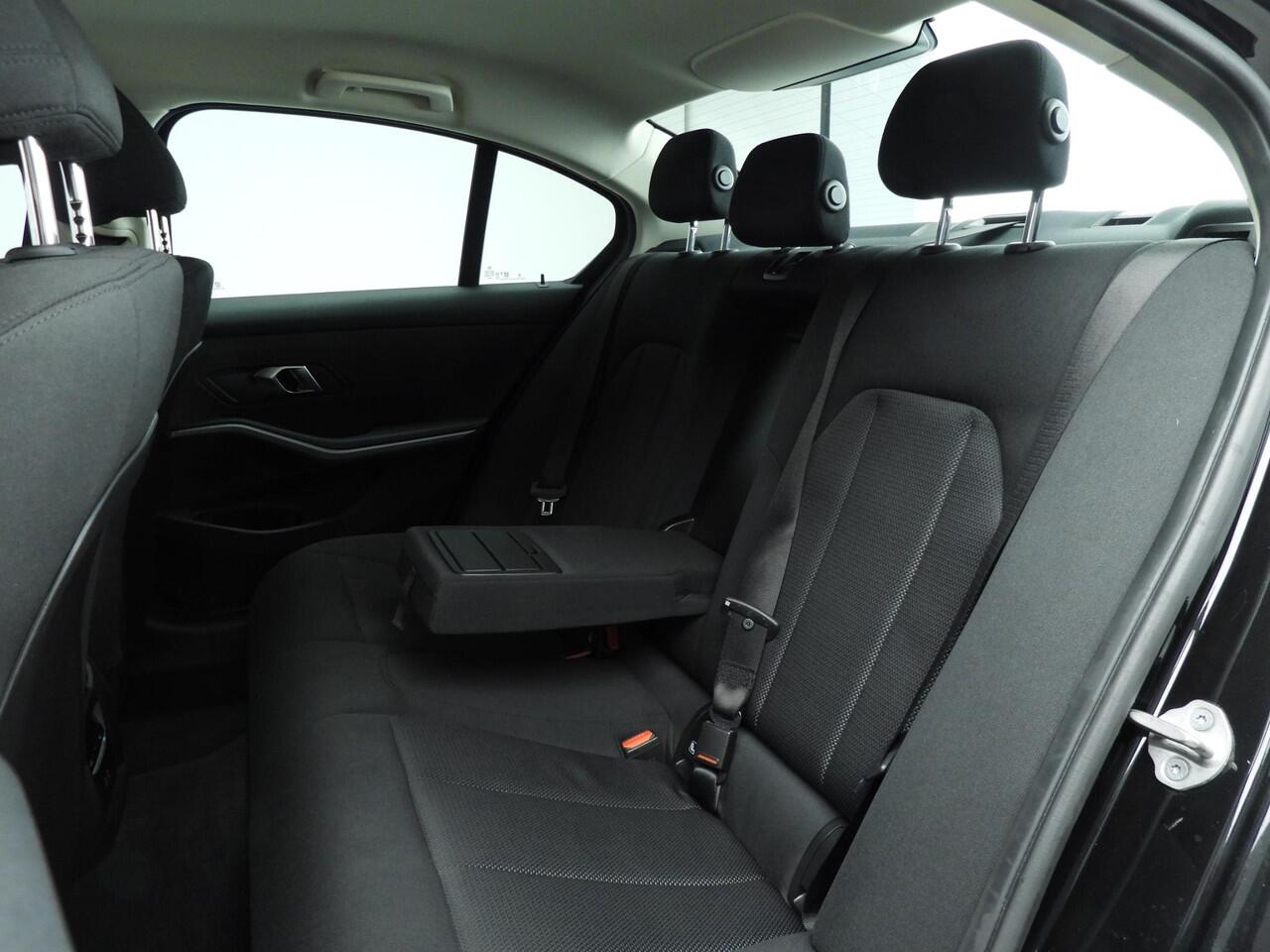 BMW 3-SERIE Sedan 318i | LED | Navigatie | Clima | PDC | Cruise controle | DAB | Alu 17 inch