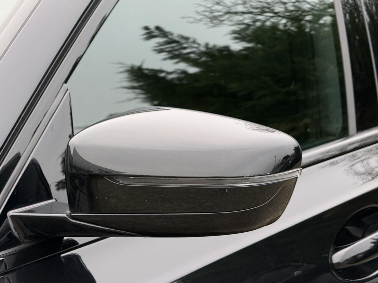 BMW 3-SERIE Sedan 320i | M-Sport | 20'' M-Performance | Sportstoel. | PDC v+a | Getint Glas