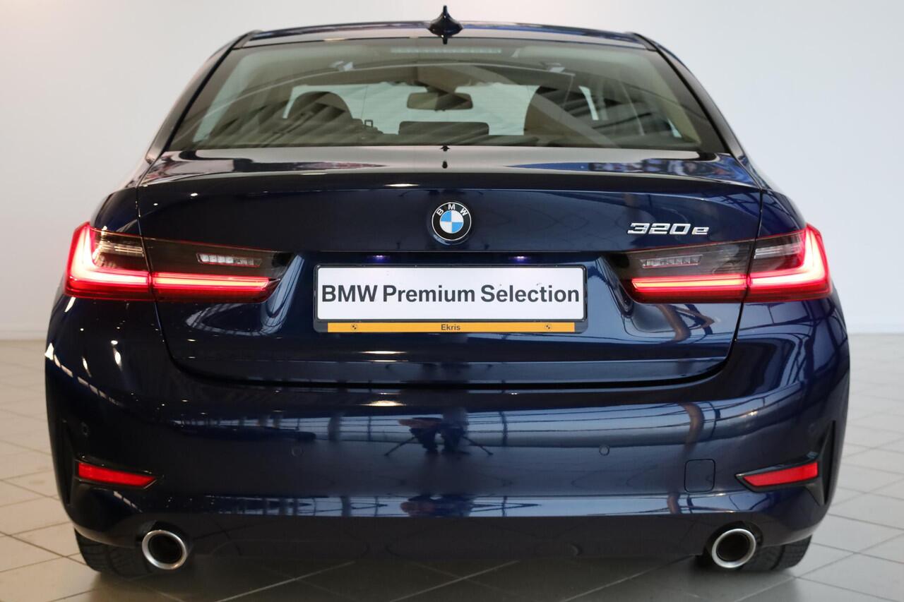 BMW 3-SERIE Sedan 320e | Cruise Control | Stoelverwarming