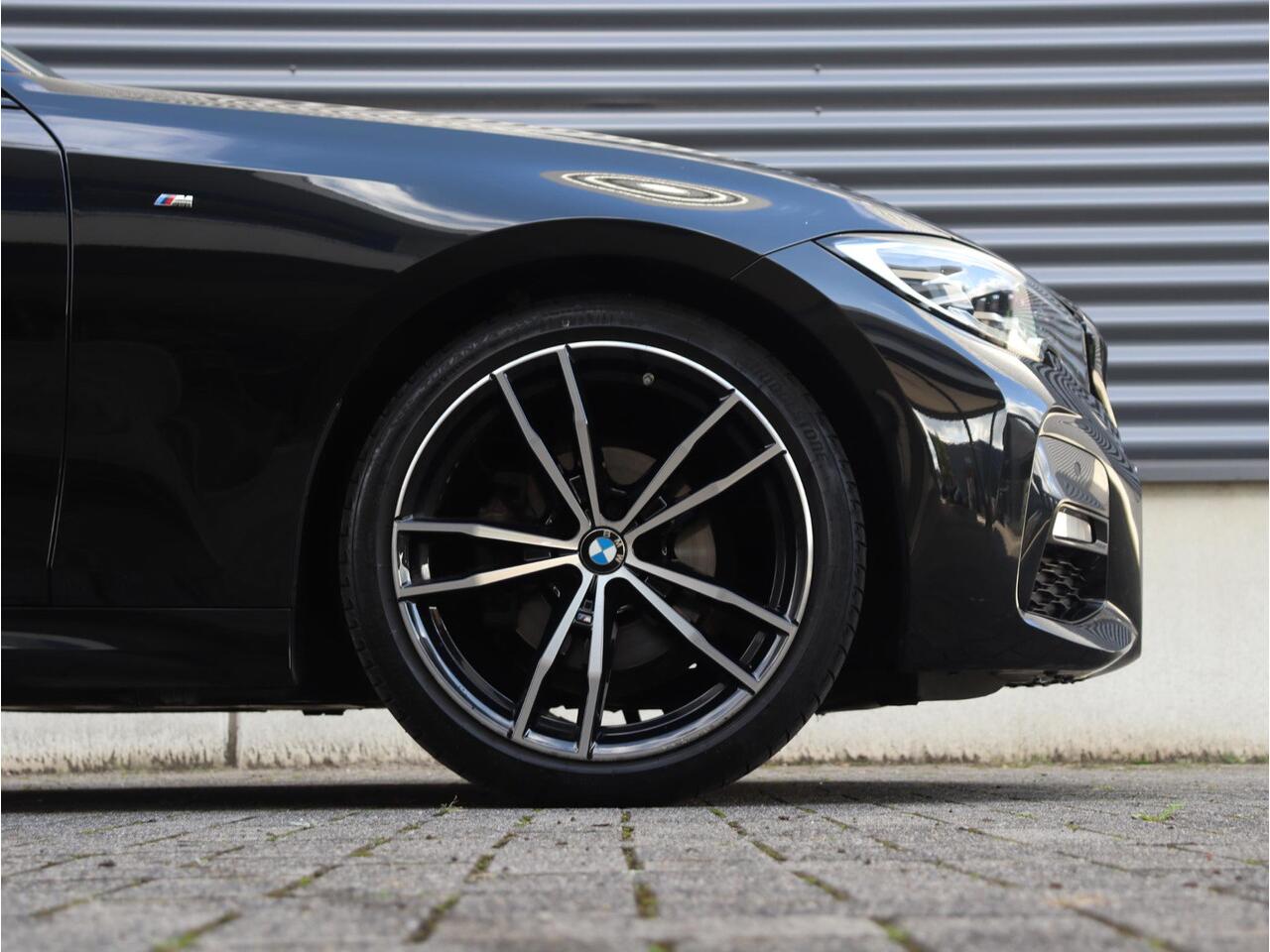 BMW 3-SERIE Sedan 318i | High Executive | M Sportpakket | Panodak | Trekhaak | Active Cruise Control | Elektr. Voorstoelen | HiFi | 19'' LMV