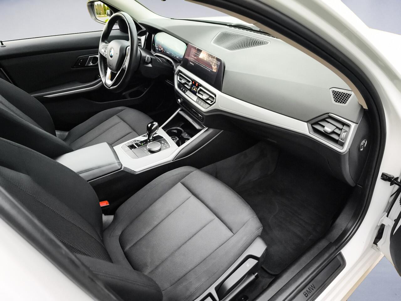 BMW 3-SERIE Touring 320i Business Edition 1e-Eig. & Dealer-Onderh. BOVAG-Garantie. NL-Auto.